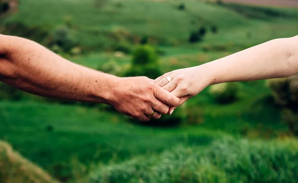 Koncept skyde af venskab og kærlighed til mand og kvinde: to hænder over sol ray og natur - Stock-foto
