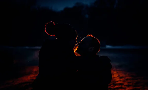 Силует люблячої пари тримає руки на фоні неба заходу сонця — стокове фото