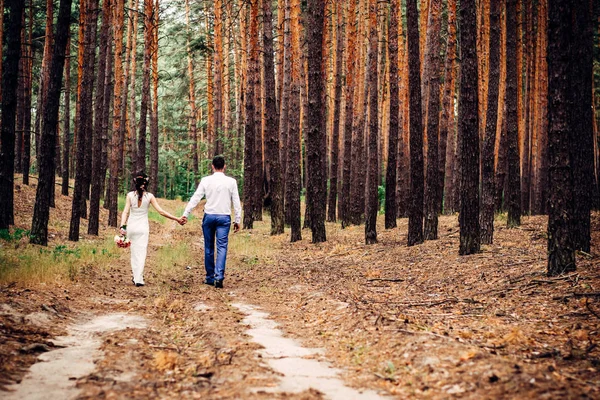 Een jongen met een meisje loopt door het bos langs een landweg in de bergen na regen — Stockfoto