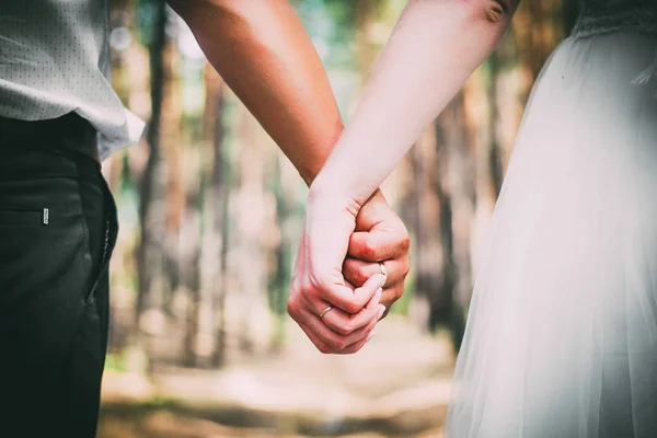 Concept shoot van vriendschap en liefde van man en vrouw: twee overhandigt sun ray en natuur — Stockfoto