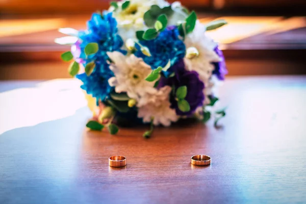 Brautstrauß aus weißen und roten Rosen auf der Bank — Stockfoto