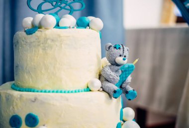 Mor duvar kağıdının arkasında düğün pastası ve turkuaz şarap