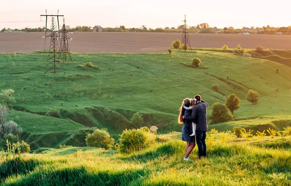 Muž a dívka stojí mezi horami a vítají slunce — Stock fotografie