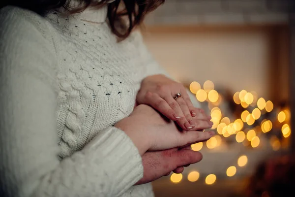 Detailní fotografie krásné ruky na ruce chlap a dívka osvětlení na žlutém pozadí — Stock fotografie