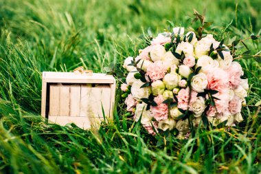 Fenerlerle süslenmiş çiçek.