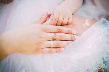 Hamile bir kadınla çift birlikte kanepede dinleniyor.