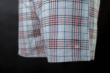 Mankenin üstünde erkek donu var. İzole bir arkaplanda.