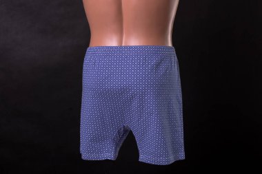 Mankenin üstünde erkek donu var. İzole bir arkaplanda.