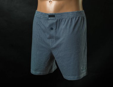 Mankenin üstünde erkek donu var. İzole bir arkaplanda.