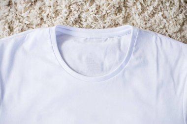 Beyaz arka planda bir erkek tişörtünün şablonu