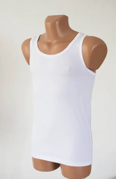 Макет шаблона мужских футболок на белом фоне — стоковое фото