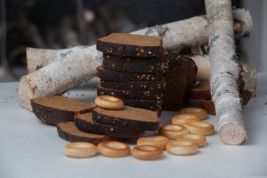 Beyaz arka plan üzerinde izole taze kahverengi ekmek dilimi