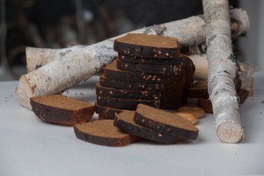 Beyaz arka plan üzerinde izole taze kahverengi ekmek dilimi