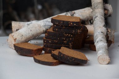 Beyaz arka plan üzerinde izole taze kahverengi ekmek dilimi