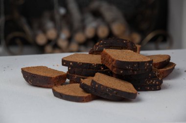 Beyaz arka plan üzerinde izole taze kahverengi ekmek dilimi