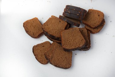 Beyaz arka plan üzerinde izole taze kahverengi ekmek dilimi