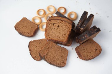 Beyaz arka plan üzerinde izole taze kahverengi ekmek dilimi