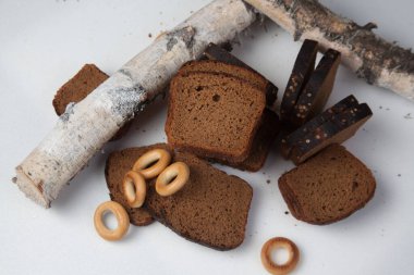 Beyaz arka plan üzerinde izole taze kahverengi ekmek dilimi