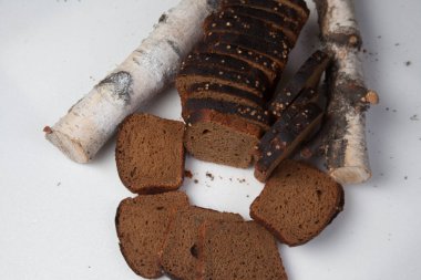 Beyaz arka plan üzerinde izole taze kahverengi ekmek dilimi