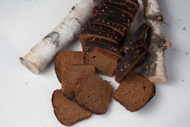 Beyaz arka plan üzerinde izole taze kahverengi ekmek dilimi