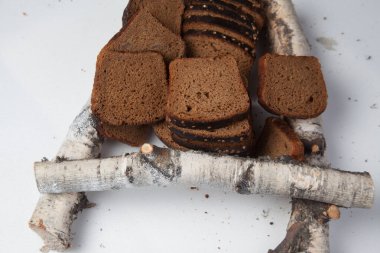 Beyaz arka plan üzerinde izole taze kahverengi ekmek dilimi