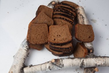 Beyaz arka plan üzerinde izole taze kahverengi ekmek dilimi