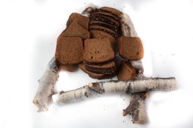 Beyaz arka plan üzerinde izole taze kahverengi ekmek dilimi