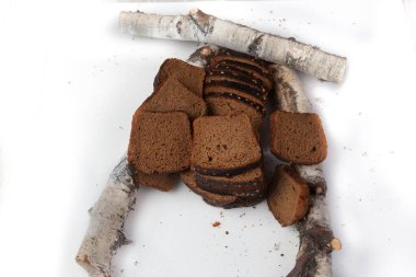 Beyaz arka plan üzerinde izole taze kahverengi ekmek dilimi