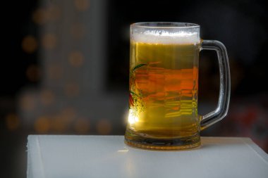 bira ahşap arka plan üzerine bir fincan