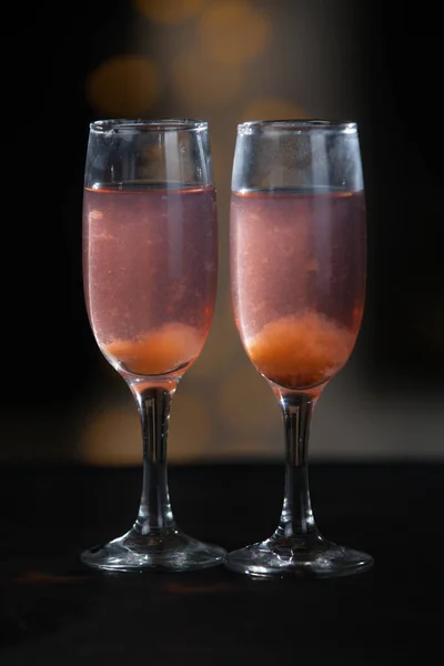 Deux verres de champagne rose pour le couple. — Photo