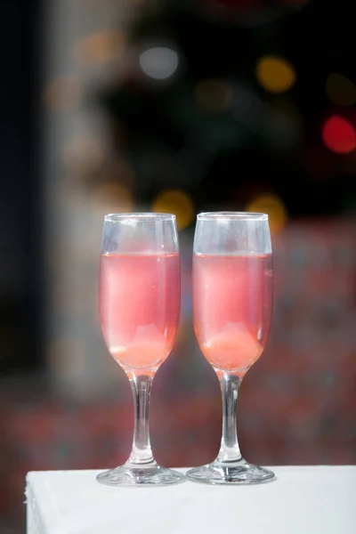 Zwei Gläser rosa Champagner für das Paar. — Stockfoto