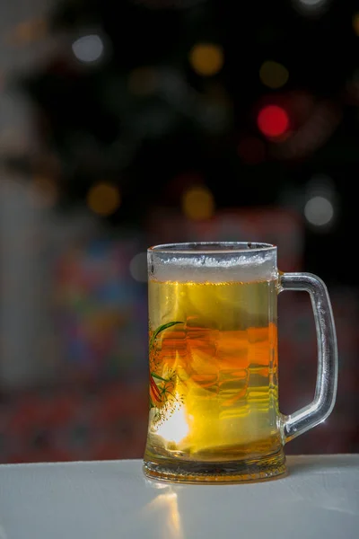 Κούπα της μπύρας σε ξύλινα φόντο — Φωτογραφία Αρχείου