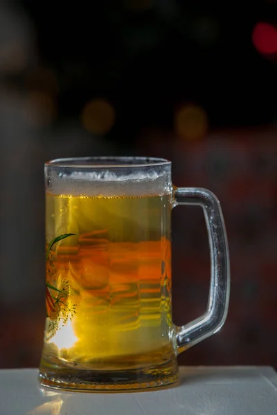 Caneca de cerveja no fundo de madeira — Fotografia de Stock