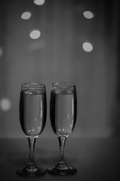 Dois copos de champanhe rosa para o casal. — Fotografia de Stock