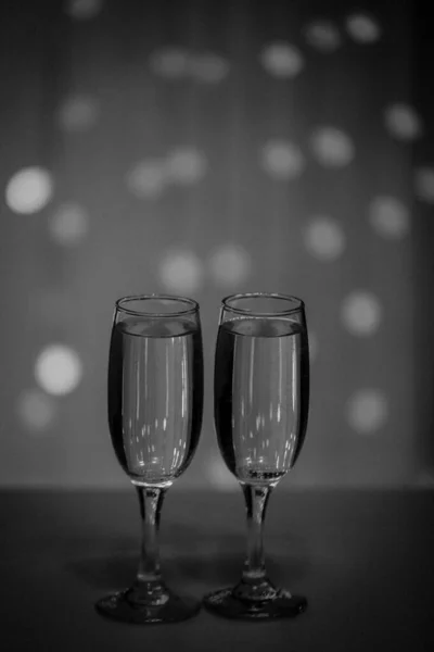 Dos copas de champán rosa para la pareja. — Foto de Stock