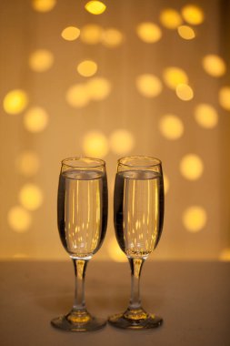 Çifte iki bardak pembe şampanya..