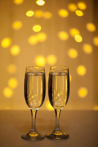 Dois copos de champanhe rosa para o casal. — Fotografia de Stock