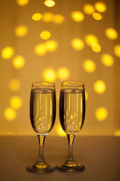 Twee glazen roze champagne voor het koppel. — Stockfoto