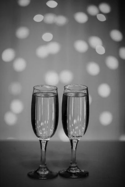 Twee glazen roze champagne voor het koppel. — Stockfoto
