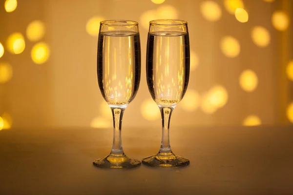 Dois copos de champanhe rosa para o casal. — Fotografia de Stock