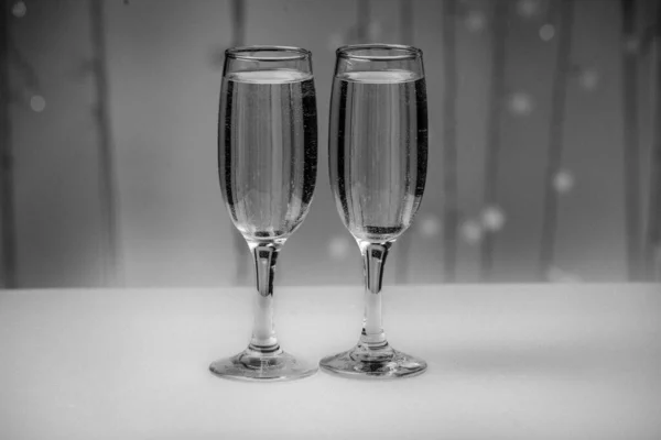 Dwie szklanki różowego szampana dla pary.. — Zdjęcie stockowe