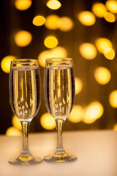 Dvě skleničky růžového šampaňského pro pár. — Stock fotografie