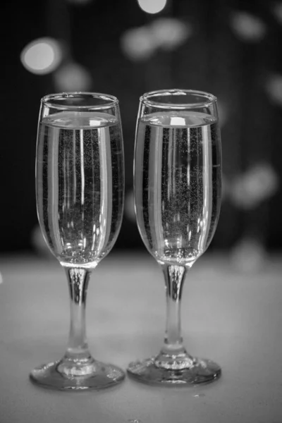 Dois copos de champanhe rosa para o casal. — Fotografia de Stock