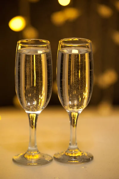 Deux verres de champagne rose pour le couple. — Photo