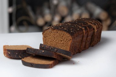 Beyaz arka plan üzerinde izole taze kahverengi ekmek dilimi