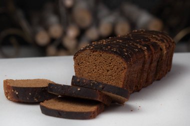 Beyaz arka plan üzerinde izole taze kahverengi ekmek dilimi