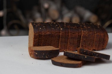 Beyaz arka plan üzerinde izole taze kahverengi ekmek dilimi