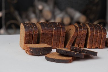 Beyaz arka plan üzerinde izole taze kahverengi ekmek dilimi