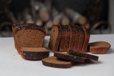 Beyaz arka plan üzerinde izole taze kahverengi ekmek dilimi