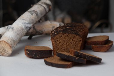 Beyaz arka plan üzerinde izole taze kahverengi ekmek dilimi